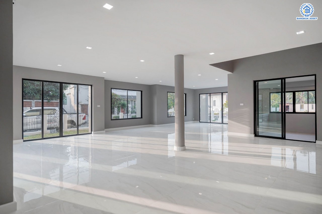 คฤหาสน์มือสองตกแต่งใหม่ โครงการ บ้านภาณุ ปิ่นเกล้า-บรมราชชนนี เนื้อที่ 142.7 ตร.ว. ฟังก์ชันจัดเต็ม 5 ห้องนอน 6 ห้องน้ำ 1 ห้องแม่บ้าน จอดรถได้ 4 คัน บนพื้นที่ใช้สอยเกือบ 451.5 ตร.ม. พร้อมพื้นที่สีเขียวสนามหญ้ากว้างขวาง ตอบโจทย์ครอบครัวใหญ่ บนทำเลศักยภาพ เชื่อมต่อทั้งถนนกาญจนาภิเษก และทางคู่ขนานลอยฟ้าบรมราชชนนี ใกล้ ม.มหิดล, สถานีขนส่งสายใต้ใหม่ และเซ็นทรัลปิ่นเกล้า